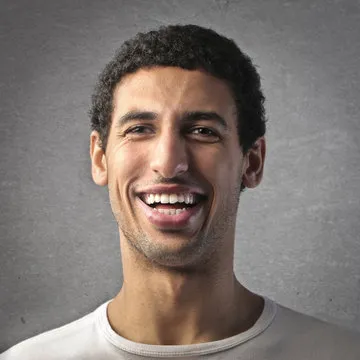 赛场上的中国女篮球员专注面对比赛